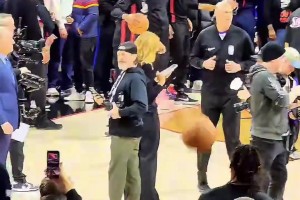 出来看外星人打球！文班赛前热身吸引大批记者&球迷在场边拍摄