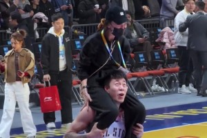 宠妻狂魔张镇麟 CBA全明星赛活捉宠妻狂魔一枚😂 ...