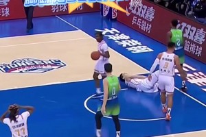 CBA惊现保罗乔治式断腿！球员倒地痛苦捂脸😱