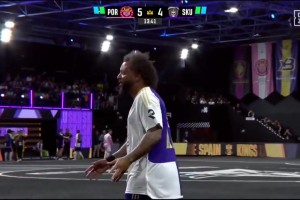 国王联赛名场面：马塞洛场上拼命儿子场边指挥，表情亮了