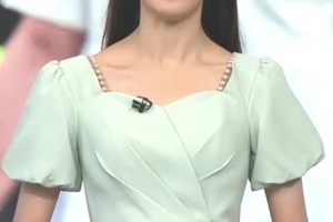 打几分？天足美女主持雪儿身穿连衣裙很清秀端庄😍