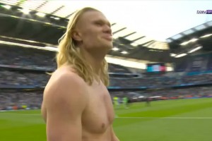 得意的表情😁！赢下天王山赛后哈兰德披头撒发，脸上写满开心