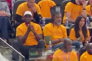 大史都乐了！东部第八魔术真有机会黑八活塞啊 唯一一个以下克上.